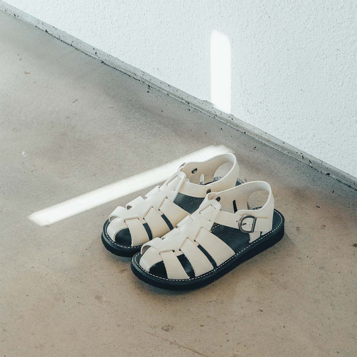 ODETTE E ODILE　パフィートング サンダル│HEWN ヒューン Organic handloom × ODETTE É ODILEExclusive Color “OFF WHITE” Debut